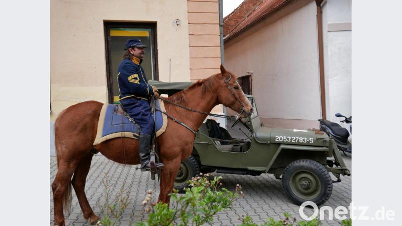 Am Ziel spiegelte sich die Geschichte in einem amerikanischen Jeep als Relikt aus dem zweiten Weltkrieg und einem amerikanischen Sergeant in Uniform auf einem Pferd. Bild: gz