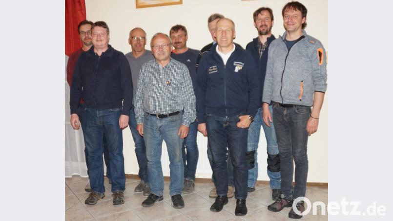 Gerhard Ruhland (Dritter von rechts) bleibt weiterhin Vorsitzender des „Stammtisch Dieterskirchen“ und führt die Geschicke des Vereins mit seiner bewährten Vorstandschaft. Bild: weu