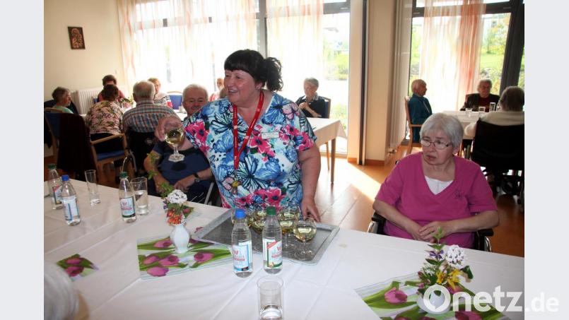 Die Maibowle, angereichert mit etwas Waldmeister, durfte auch beim Fest im Senioren Servicehaus nicht fehlen. Bild: wro