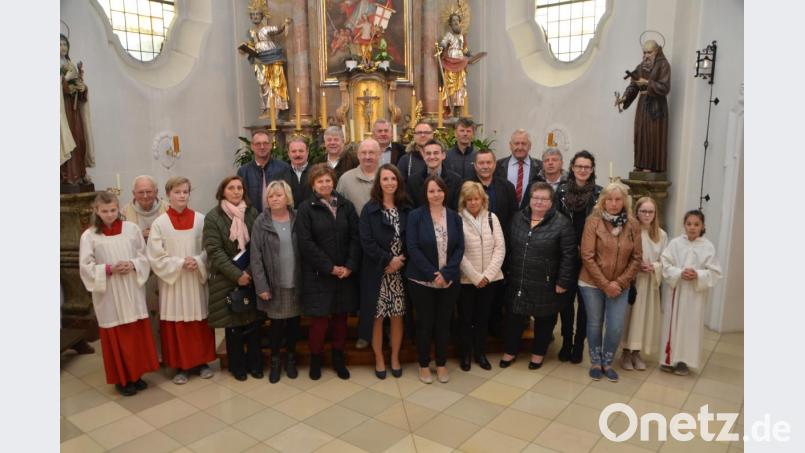 Aus den Erstkommunikanten von damals sind gestandene Frauen und Männer geworden. Klar, dass es bei diesem Treffen viel zu erzählen gab. Pfarrer Gerhard Schmidt (Zweiter von links) erinnerte im Festgottesdienst auch an die beiden bereits verstorbenen Schulkameraden. Bild: dob