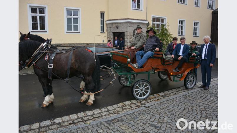 Mit einer Pferdekutsche wird Werner Keisinger (sitzend mit Ehefrau Regina) an seinem letzten Arbeitstag von seinem Freund Franz Summer (Zweiter von rechts) abgeholt. Rechts Landrat Wolfgang Lippert auf dem Kutschbock (von links) Theo Summer und Pferdebesitzer Josef Stangl. Bild: jr