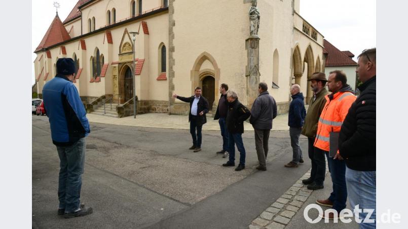 Der Weg zur Zottbachtalschule soll für die Kinder sicherer werden. Zwischen dem Museum (links) und der Stadtpfarrkirche sollen Markierungen den Weg für die Kinder, auch entlang des Gotteshauses, markieren. Dazu wird nochmals die Polizeiinspektion Vohenstrauß beteiligt. Bild: bey