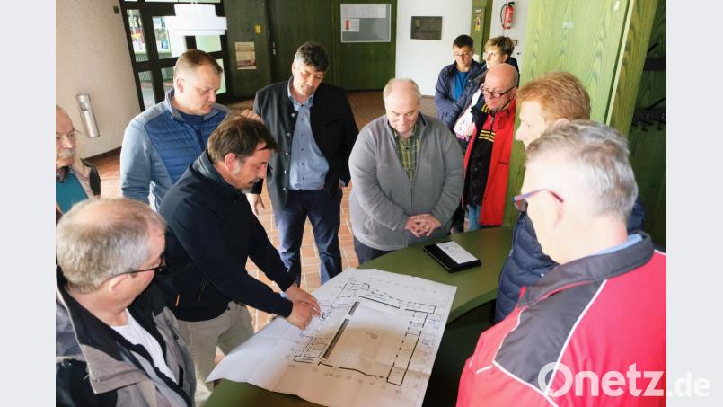 Bei der Generalsanierung der Stadthalle geht es um viel Geld. Umso intensiver war die Diskussion der Bauausschussmitglieder mit Architekt Reinhold Krausch über die Notwendigkeit zur Sanierung der unterschiedlichen Gewerke Bild: do