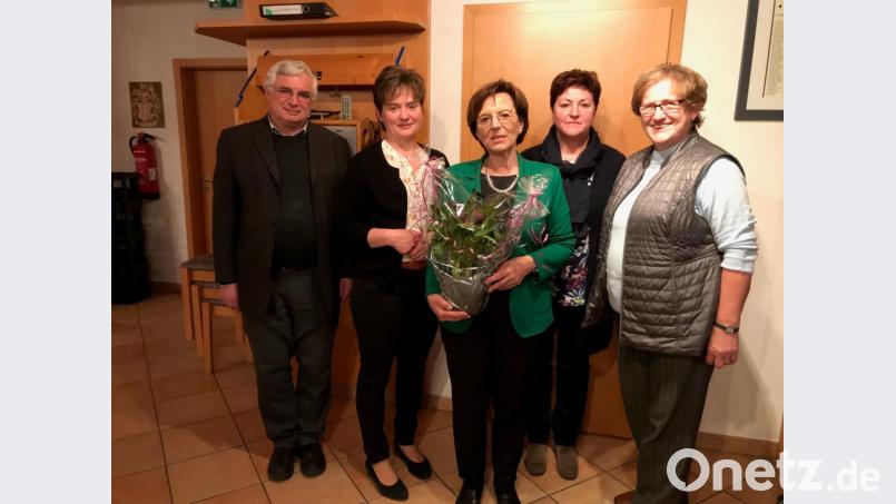 Für die Ausführungen der Frauenbund-Landesvorsitzenden Emilia Müller (Mitte) bedankten sich (von links) Pfarrer Eugen Wismeth, Bürgermeisterin Sonja Meier, Christa Dietl und Maria Baumer. Bild: amö