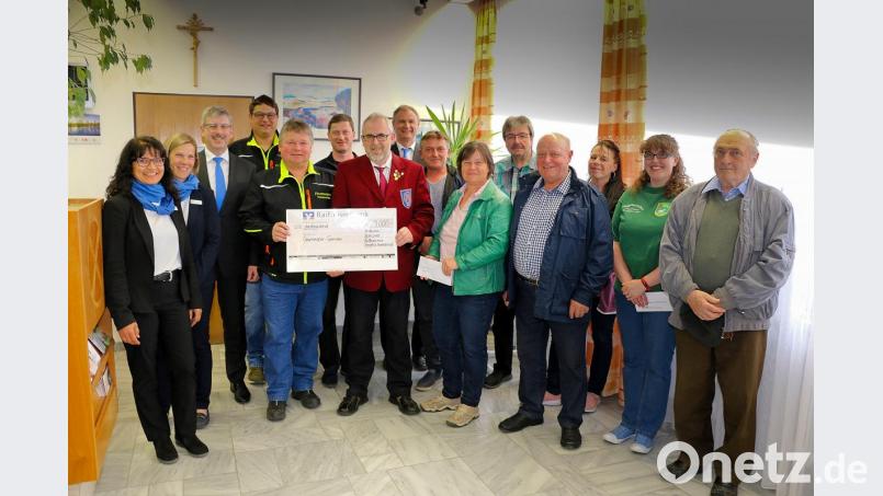 Der Vorstand der Raiffeisenbank Oberpfalz NordWest, Robert Haubner (Dritter von links), sowie die Geschäftsstellenleiter Stefan Bader (hinten, Mitte), Rita Kunz und Claudia Kraus (von links) übergaben Spenden aus dem Erlös des Gewinnsparens in Höhe von 3000 Euro an die Vereinsvertreter (von rechts) Theo Höfer, Ramona Bauer, Patricia Henze, Erwin Bächer, Edgar Wagner, Lisa Rauh, Willi Weiß, Wolfgang Härtl, Manfred Schweimer, Martin Bischof und Jürgen Kraus. Bild: bsc