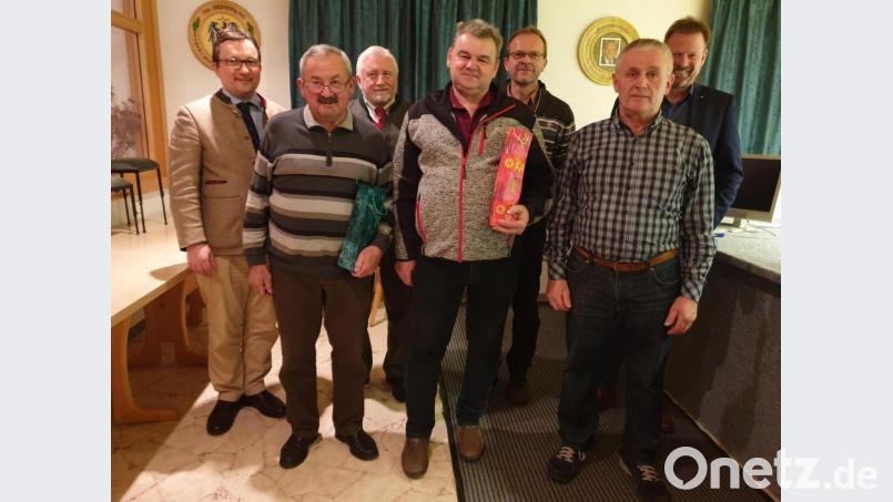 Nach Ehrungen und Verabschiedungen (von links): Jagdpächter Ruppert Schmid, Georg Rumpler, Jagdpächter Ulrich Schmid, Willibald Ries, Reinhard Biehler, Theodor Schadl und Bürgermeister Alwin Märkl. Bild: exb