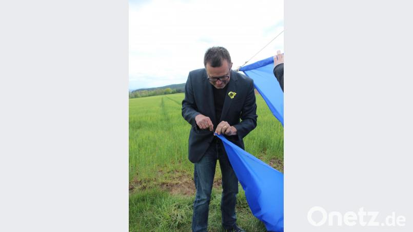 Künstler Christian Schnurer bei den letzten Vorbereitungen an seiner Flagge Bild: kmo