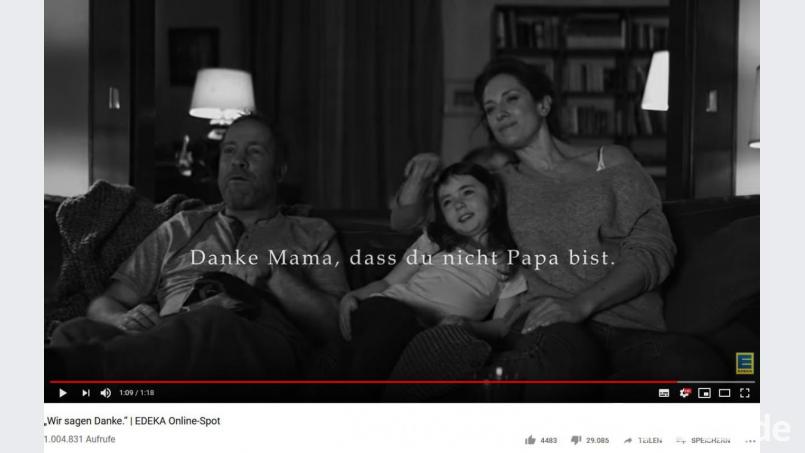 „Wir sagen Danke.“ Der Edeka Online-Spot zum Muttertag stößt nicht auf Begeisterung im Netz. Bild: Edeka auf Youtube/Screenshot: olr