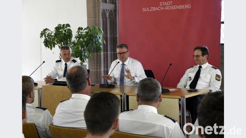 Polizeirat Thomas Scherer als Leiter des 73. Ausbildungsseminars, Erster Bürgermeister Michael Göth und Bereitschaftspolizei-Abteilungsführer Ludwig Härtl (von links) bei der Begrüßung der 155 Polizeianwärter im Rathaussaal. Bild: oy