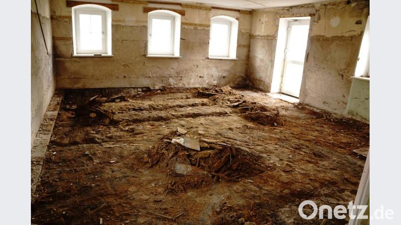 Ausgeräumt ist die ehemalige Gaststube. Unterkellert war das Gebäude nicht. Bild: bkr