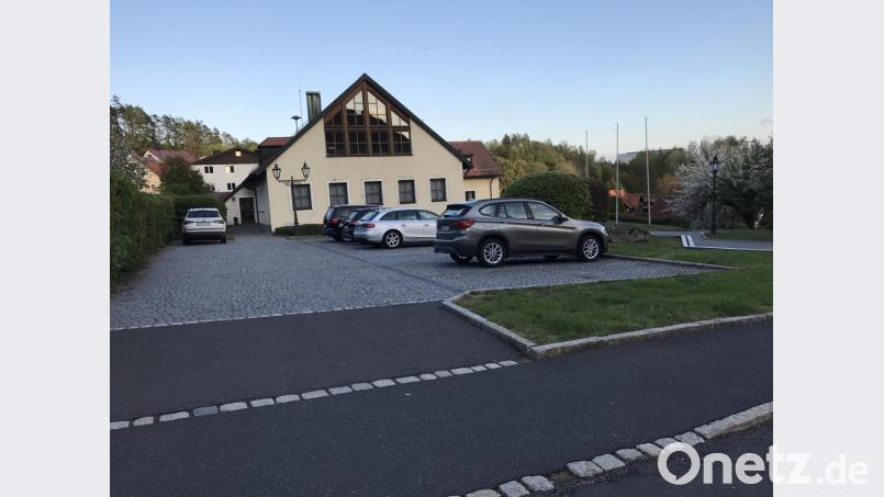 Der Rathausvorplatz soll als ein Schwerpunkt der Ortsmitte aufgewertet werden. Der Gemeinderat hat als ersten Schritt eine Machbarkeitsstudie beschlossen. Bild: eig