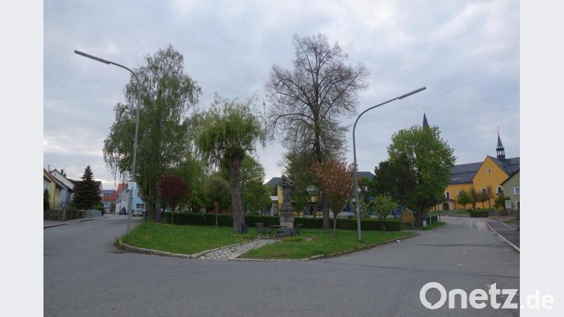 Mit einer Verkleinerung der Nepomukanlage will die Marktgemeinde den Flächenverlust im Garten der Kindertagesstätte &quot;St. Emmeram&quot; auffangen. Das trennende Straßenstück dazwischen soll zugleich zurückgebaut werden. Bild: fjo