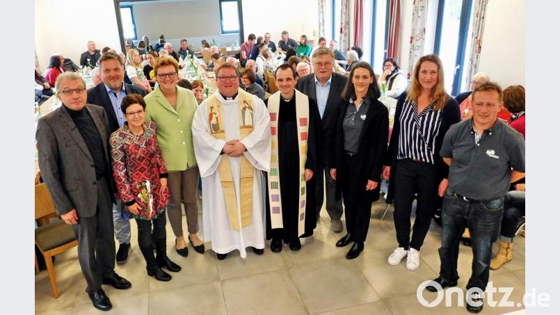 Der Vorsitzende des Dorfgemeinschaftsvereins, Bernhard Walter, Architektin Eva von Chamier, die Vorsitzende des Arbeitskreises Dorferneuerung Plössen, Simone Walter, Bürgermeister Manfred Porsch, die Pfarrer Hartmut Klausfelder und Sven Grillmeier, Europaabgeordnete Monika Hohlmeier, Landtagsabgeordnete Gudrun Brendel-Fischer sowie Gerald Riedel und Lothar Winkler vom Bamberger Amt für Ländliche Entwicklung (von rechts) freuen sich über das gelungene Dorfgemeinschaftshaus. Bild: hai