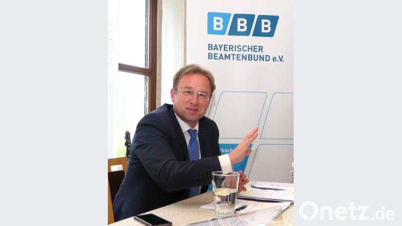 Der Vorsitzende des Ausschusses für Fragen des öffentlichen Dienstes, Wolfgang Fackler, sprach bei der Kreisversammlung des Bayerischen Beamtenbundes. Bild: Hirsch