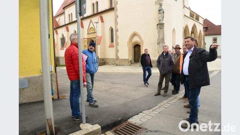 Der Weg zur Zottbachtalschule soll für die Kinder sicherer werden. Zwischen dem Museum (links) und der Stadtpfarrkirche sollen Markierungen den Weg für die Kinder, auch entlang des Gotteshauses, markieren. Dazu wird nochmals die Polizeiinspektion Vohenstrauß beteiligt. Bild: bey
