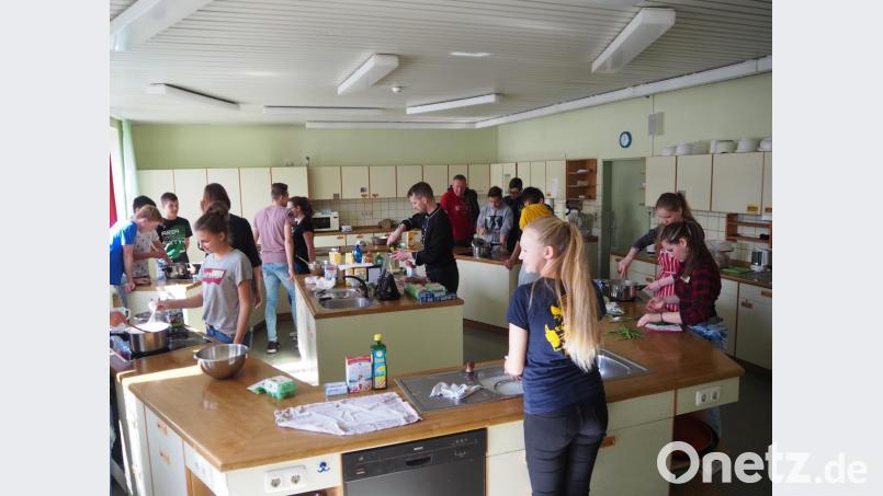 Unter Anleitung eines tschechischen Chefkochs zaubern die Schüler ein Dreigängemenü. Bild: stn