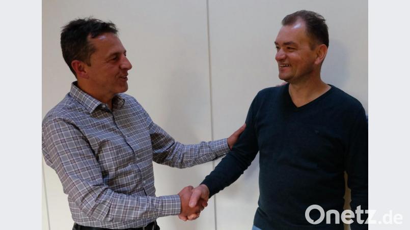 Stellvertretender Abteilungsleiter der Sparte Tennis des TSV Stulln, Gerhard Seufert (links), bedankt sich bei Michael Raab für die zwölfjährige Verantwortung an der Spitze. Bild: ohr