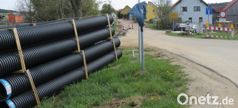 Bereits im Laufen ist die Sanierung der Gemeindestraße Weberhäuser-Friedrichshäng. Dabei wird auch die Wasserleitung erneuert. Bei Gesamtkosten von 1,37 Millionen Euro werden rund 660.000 Euro bei der Stadt verbleiben. Bild: kö