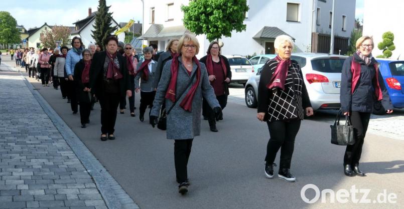 Die Vorsitzenden Claudia Held-Bemmerl, Gisela Jarek und Erika Obernddorfer (vorne von links) führten den Kirchenzug zum 100-jährigen Jubiläum des Frauenbundes Steinberg am See an. Bild: Hirsch