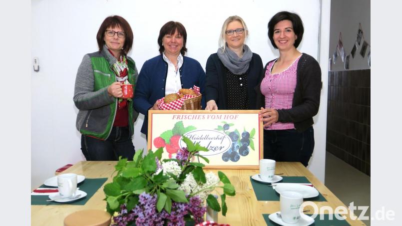 Claudia Schmalzbauer, Rita Mulzer, Manuela Pronath und Sabine Schindler (von links) werben für die Frühstücksaktion der Landfrauen am dritten Wochenende im Mai. Bild: Hirsch