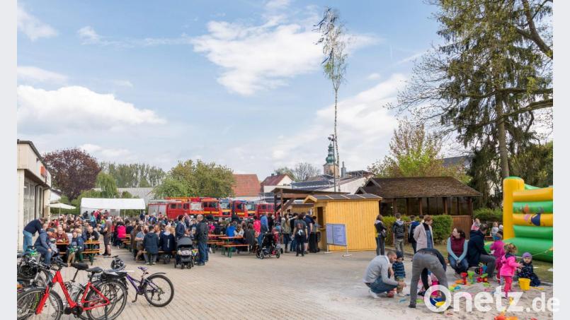 Seit nahezu 40 Jahren eröffnet die Freiwillige Feuerwehr am 1. Mai die Hirschauer Festl-Saison. Dank des guten Wetters gab es ab dem späten Vormittag bis in die Abendstunden wieder einen großen Gästeandrang im Feuerwehrhof. Entsprechend groß war die Nachfrage nach Speisen und Getränken. Die Kinder tummelten sich auf dem weißen Quarzsandberg (r.) oder sprangen nach Herzenslust in der Hüpfburg. Bild: u