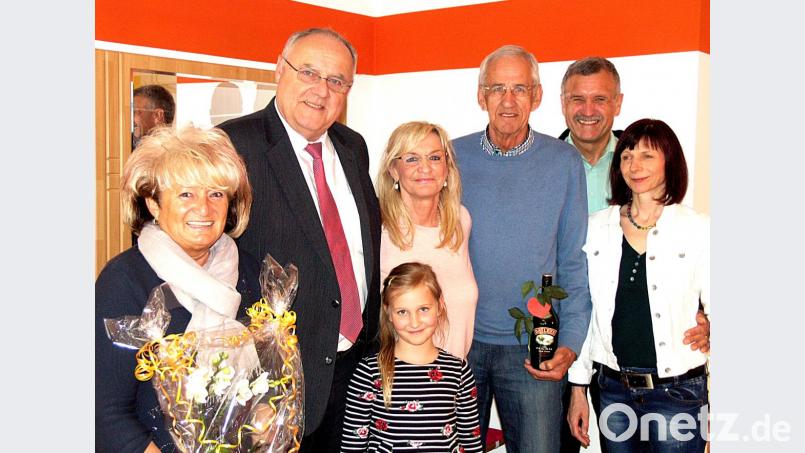 Martin Mahl (Dritter von rechts) lässt sich feiern von (von links) Ella Voit, Lothar Höher, Maria Mahl, Hans Jürgen Gmeiner und Heike Gmeiner. Bild: R. Kreuzer