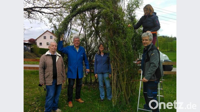 Fraktionssprecher Robert Lindner (vorne, rechts), Anja Lehner (rechts) und Sabine Müller (Mitte) arbeiten zusammen mit Bernd Meier (links) und Bürgermeister Günter Stich (Zweiter von links) an der Reparatur des Tipis. Bild: mef