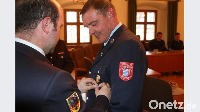 Kreisbrandrat Marco Saller darf Konrad Palecki das Feuerwehr-Ehrenzeichen am Band in Gold anstecken. Bild: sne
