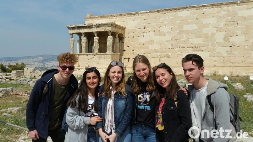 Sie reisten im Auftrag ihrer Schule nach Athen (von links): Simon Weinfurtner, Dora Kezer, Celina Fink, Natalia Matula, Marlene Dömel und Michael Ehrnsperger. Im Hintergrund ist die Akropolis zu sehen. Bild: Madlen Raub/exb