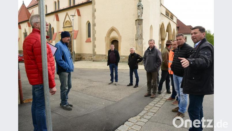 Der Weg zur Zottbachtalschule soll für die Kinder sicherer werden. Zwischen dem Museum (links) und der Stadtpfarrkirche sollen Markierungen den Weg für die Kinder, auch entlang des Gotteshauses, markieren. Dazu wird nochmals die Polizeiinspektion Vohenstrauß beteiligt. Bild: bey