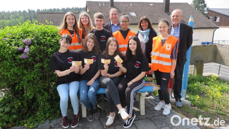 Die Schüler übergeben mit Schulleiter Peter Schobert und der Betreuerin des Schul-Sanitätsdienstes, Janine Hoffmann, eine Spende an Holger Hassel, den Leiter des Kinderdorfs Immenreuth. Bild: exb