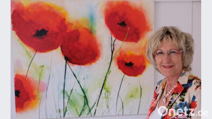 Künstlerin Irene Ehemann vor ihrem Lieblingsmotiv, der Mohnblume. Bild: do