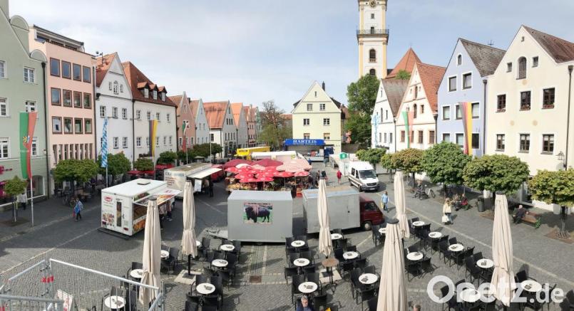 Ungewohnter Anblick. Wegen der Sanierungsarbeiten am Alten Rathaus weichen fünf Marktstände auf den Oberen Markt aus. Den meisten Kunden gefällt&#039;s. Bild: Gabi Schönberger