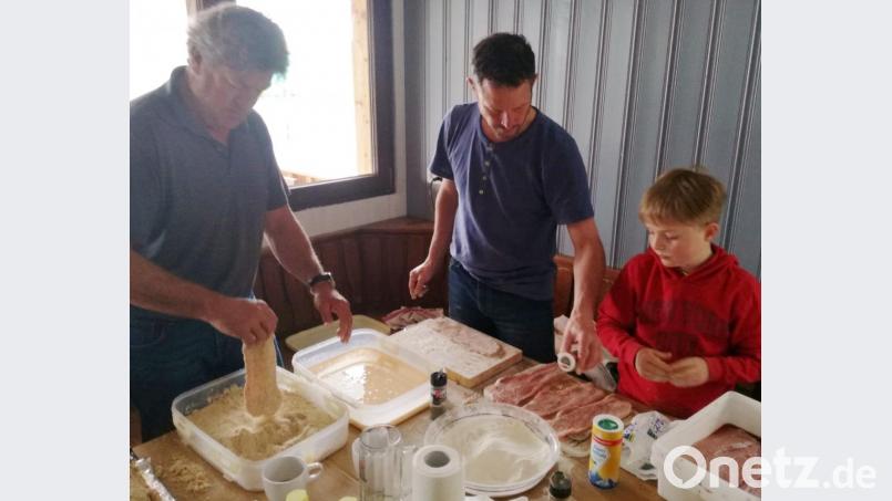 Die zweite Leidenschaft neben Tennis ist für den Vorsitzenden Martin Moller (links) das Kochen. Darum bereitet es ihm Freude, mit Jörg Toth die Schnitzel und Cordon Bleus frisch zuzubereiten. Bild: wlr