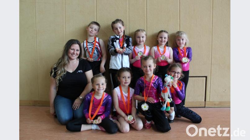 Von links nach rechts hinten: Jona Ritter, Alina Zepner, Luisa Kraus, Carina Schulwitz, Sophie Kraus; vorne von links nach rechts: Julia Ritter (Trainerin), Lilia Ritter, Anna Schneider, Mira Wettinger, Linda Schmidt. Bild: exb