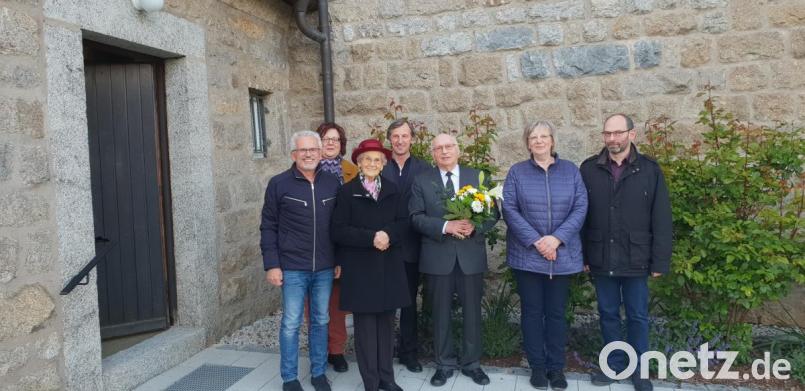Der Pfarrgemeinderat gratuliert Pfarrer Andreas Hanauer zum 75. Geburtstag. Mit dabei Pfarrhaushälterin Amalia Weidner (dritte von links). Bild: fz