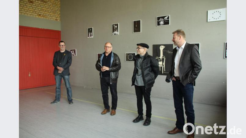 (von links) Künstler Christian Schnurer (&quot;Lone Star&quot;), Wilhelm Koch, Künstler Hans Lankes (&quot;Europa to go&quot;) und Bürgermeister Alwin Märkl freuen sich über die gelungenen Projekte bei der Eröffnung der beiden Ausstellungen. Bild: kmo