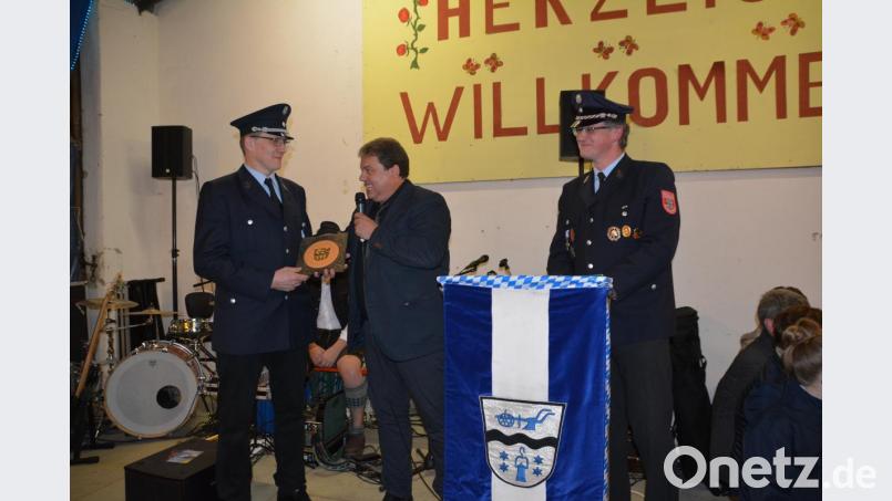 An den ersten Kommandanten Anton Grabinger (links) und den ersten Vorsitzenden Franz Grabinger überreichte Bürgermeister Hans Gradl das goldene Gemeindewappen Bild: ga