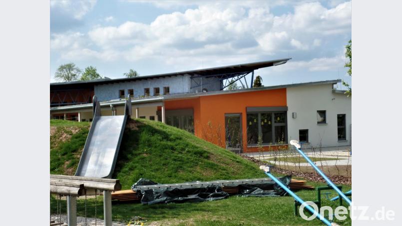Klare Linien, große Fenster, ein etwas niedrigeres Dach. Die neue Kinderkrippe gliedert sich harmonisch an den seit 20 Jahren bestehenden Kindergarten Arche Noach an. Bild: jml
