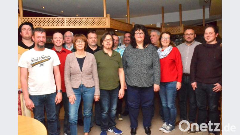 Im Festausschuss wirken mit (von links) Adrian Dierl, Tobias Kirner, Alfred Blöderl, Karl Ochantel, Margit Kirzinger, Josef Kleber, Andreas Ringholz, Andreas Federl, Detlef König, Kerstin Wilka-Dierl, Wolfgang Götz, Monika Zeitler-Kals, Markus Bauriedl und Rudi Grundler junior. Bild: fjo