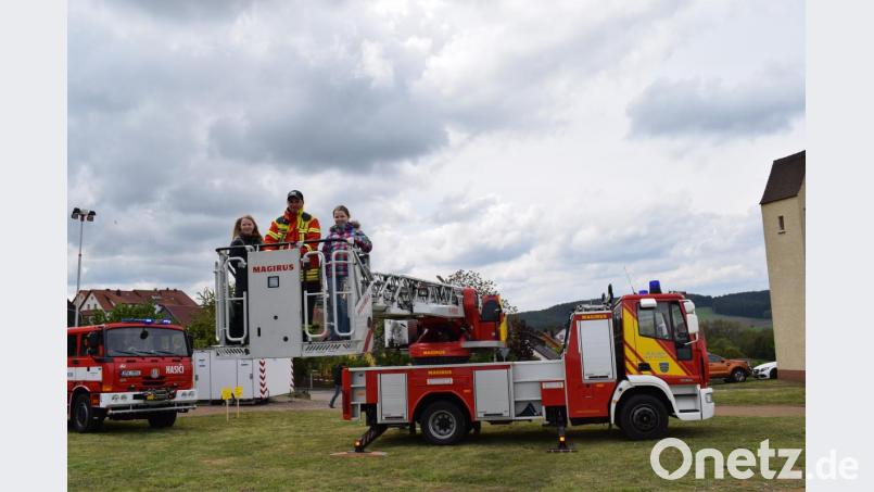 Die Drehleiter der Feuerwehr Pfreimd war wie immer eine Attraktion für die Zuschauer. Bild: bnr