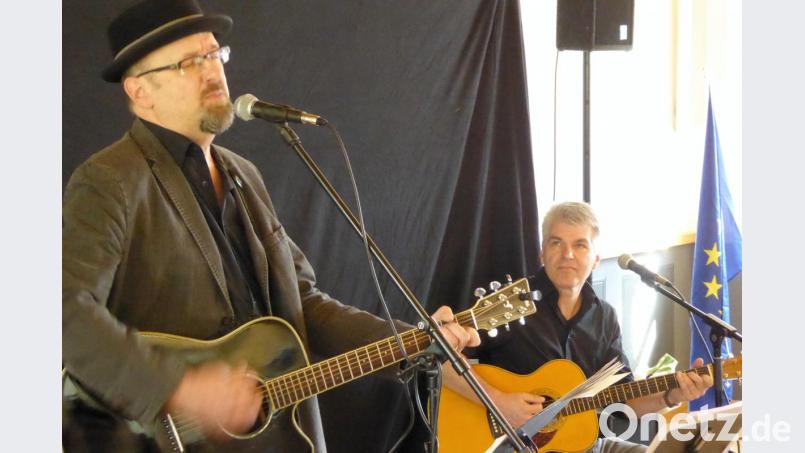 „D’Sau laoue heit niad aas“, sagt Liedermacher Hubert Treml (links). Er spielt mit Gitarrist Robert Prill im Flossenbürger Museuscafé eher ein nachdenklich stimmenden Konzert. Bild: fsb