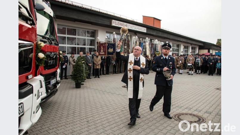 Dekan Hans Amann segnete die neuen Fahrzeuge der Schwandorfer Feuerwehr. Rechts neben ihm Vorsitzender Holger Roidl. Bild: Hirsch