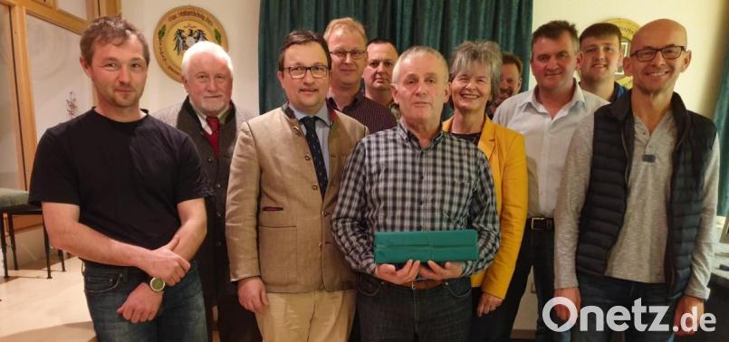 Einstimmig endeten die Wahlen zum Vorstand der Jagdgenossenschaft Pursruck-Schwand. Im Bild sind (von links) zu sehen: Stefan Lorenz, die beiden Jagdpächter Ulrich und Ruppert Schmid, Anton Heldmann, Andreas Fischer, Theodor Schadl, Sieglinde Baumgärtner, Bürgermeister Alwin Märkl, Franz Fruth, Markus Schadl und Willibald Donhauser. Bild: exb