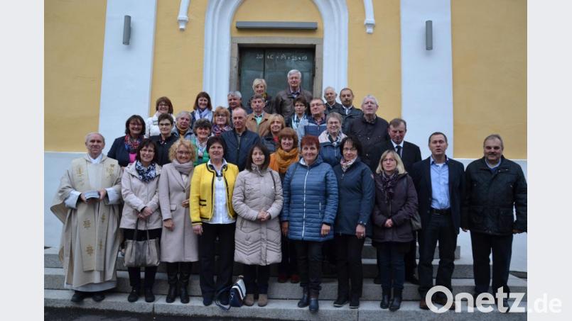 Jubelkommunion feiern Frauen und Männer, die vor 60, 50 und 52 Jahren erstmals an den Tisch des Herrn gingen, mit Pfarrer Josef Most (links) bei einer heiligen Messe. Bild: gi
