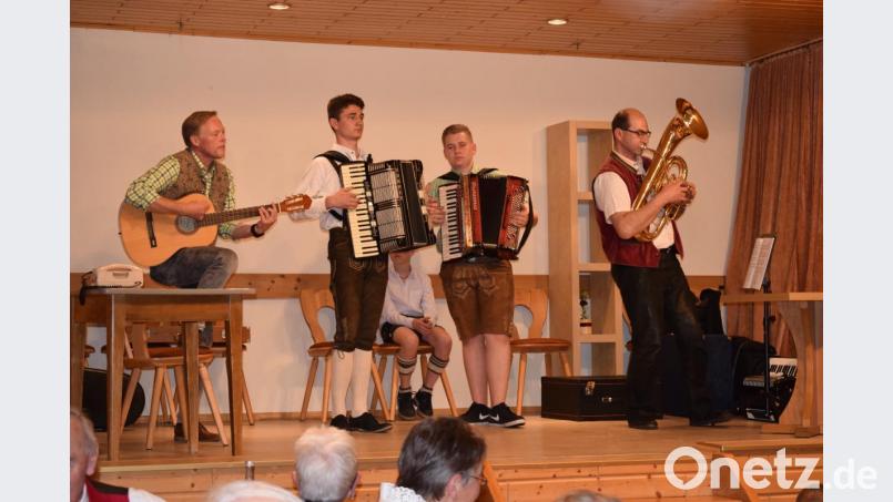 Der Musikantenstammtisch spielt beim Jubiläumsabend zünftig auf. Bild: wku