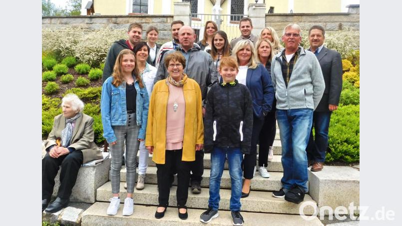 Nicht nur ihre Familie, sondern auch die evangelische Kirchengemeinde Wirbenz hat Frieda Graf (vorne Mitte) viel zu verdanken. Entsprechend groß ist die Zahl der Gratulanten an ihrem 80. Geburtstag. Bild: hai