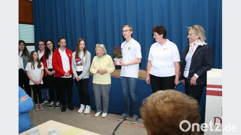 Das Jugendrotkreuz Friedenfels mit Daniel Hirschmann (Dritter von rechts) an der Spitze gratulierte Lotte Irmer (Vierte von rechts) zum 90. Im Namen der Bereitschaft wünschten auch stellvertretende Kreisvorsitzende Eva Freifrau von Podewils und Andrea Winkler (von rechts) alles Gute. Bild: roh