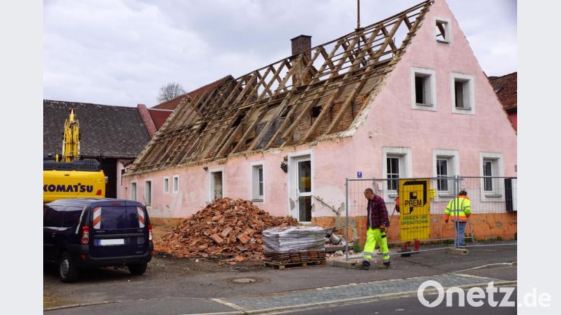 Das Dach ist am Dienstag abgedeckt worden. Die Geschichte des Veigl-Wirtshauses wird bald zu Ende sein. Bild: bkr