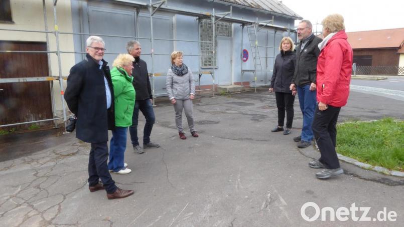 Gemeinderat Otto Schroll (Zweiter von rechts) erklärt den Mitgliedern der Bürgerliste die Maßnahmen am Alten Feuerwehrhaus. Bild: exb